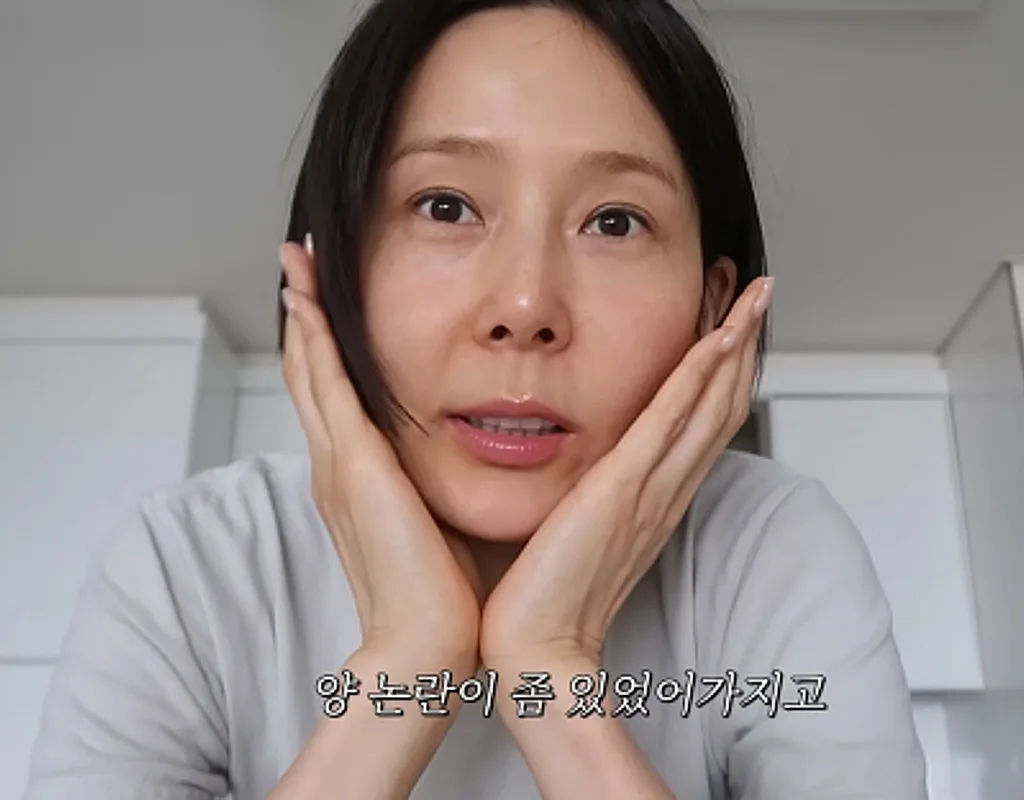 Scandalo nel marketing coreano: primo piano di Kim Na-young in cucina in un'espressione dispiaciuta