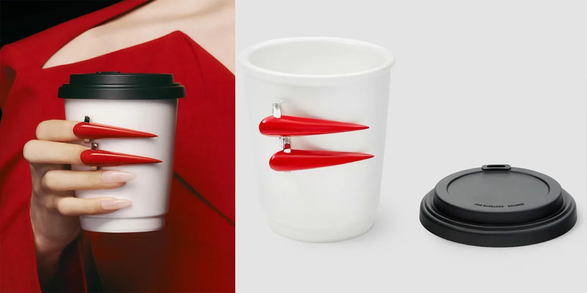 Tazza in ceramica bianca Nuflaat con manico scultoreo rosso a forma di unghie, impugnata da una mano con abito rosso.