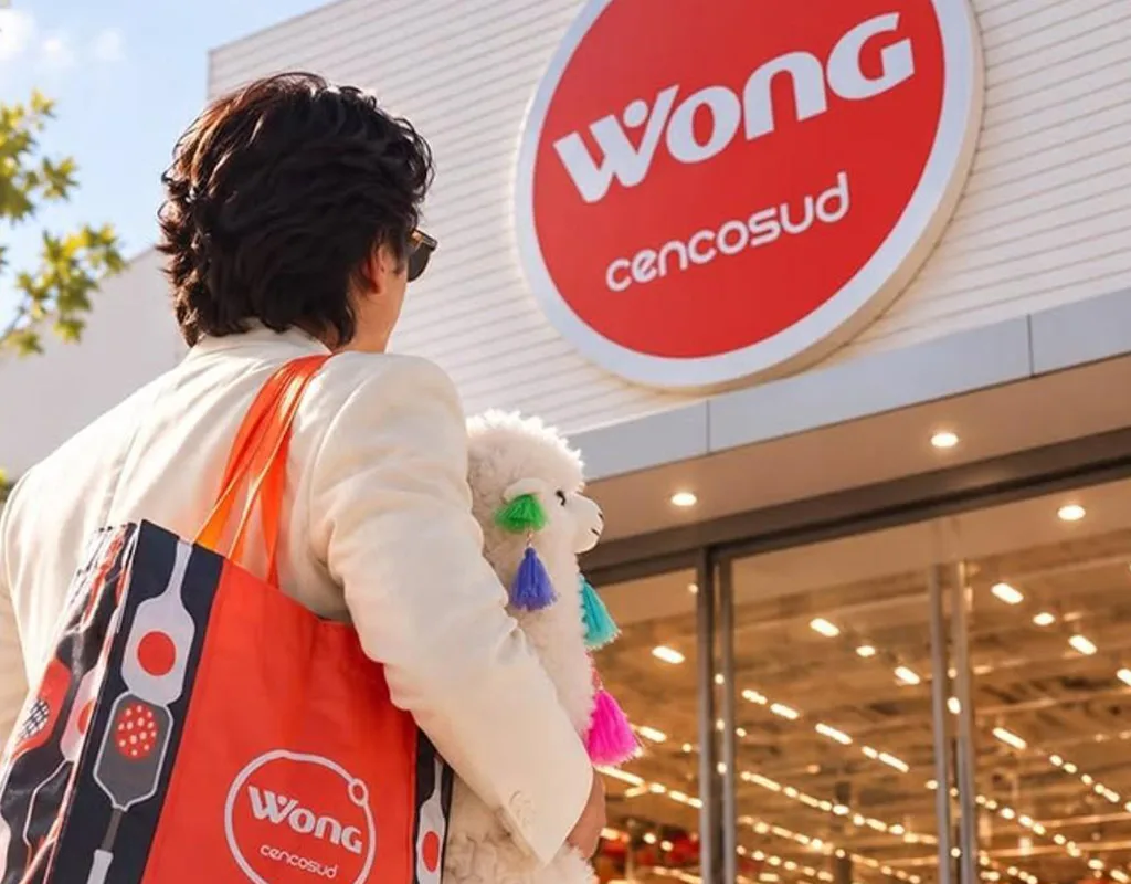 Shin Hyun-joon di spalle con borsa rossa e lama peluche davanti all'insegna Wong
