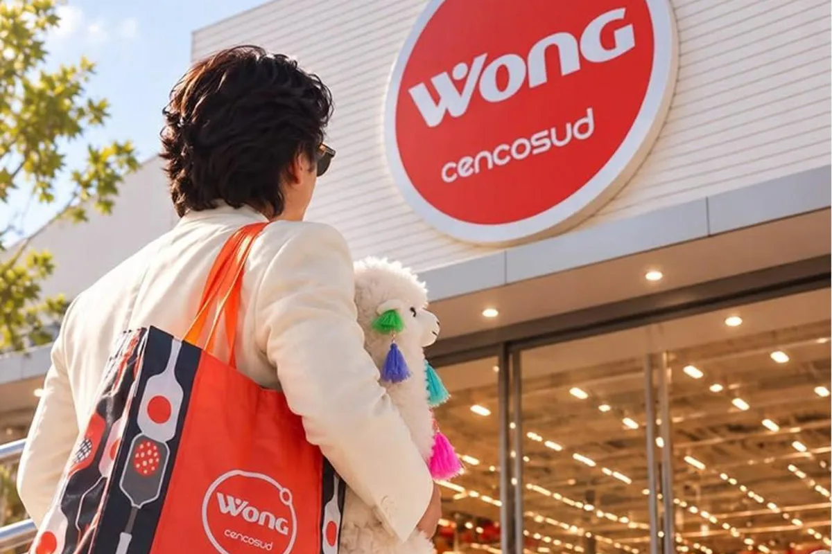 Shin Hyun-joon di spalle con borsa rossa e lama peluche davanti all'insegna Wong