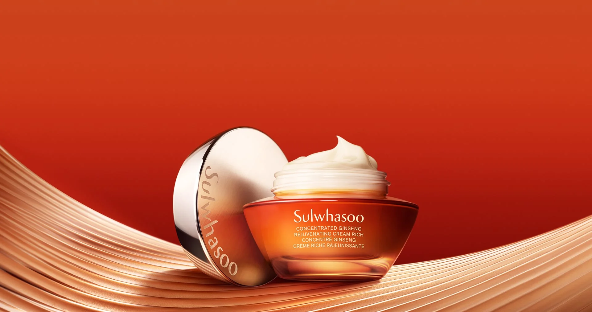 Vasetto aperto di crema viso Sulwhasoo Concentrated Ginseng Rejuvenating Cream Rich con coperchio metallico dorato.